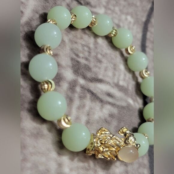 Pixiu Feng Shui White Agate and Luminous Beaded Bracelet - Picture 2 of 12